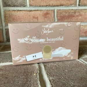 Revolution You Are Beautifulful Accessory Gift Set
